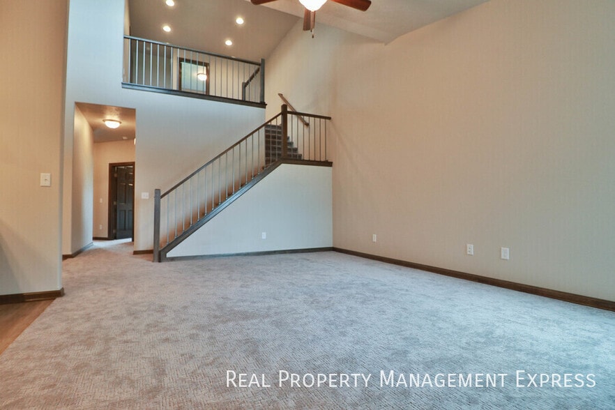 Building Photo - 3 Bedroom Luxury Townhome with 2-Stall Garage