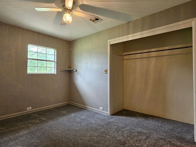 Building Photo - Welcome to this charming 3 bedroom, 1.5 ba...