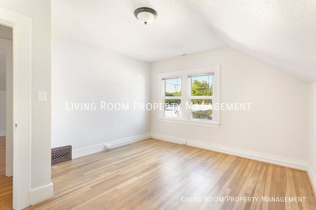 Building Photo - 5521 N Vancouver-