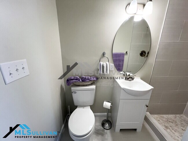 Building Photo - 2408 Otis St