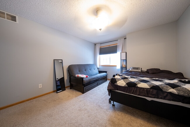 Building Photo - 17326 Lilac Ln SE