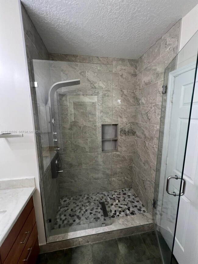 Building Photo - 252 City View Dr