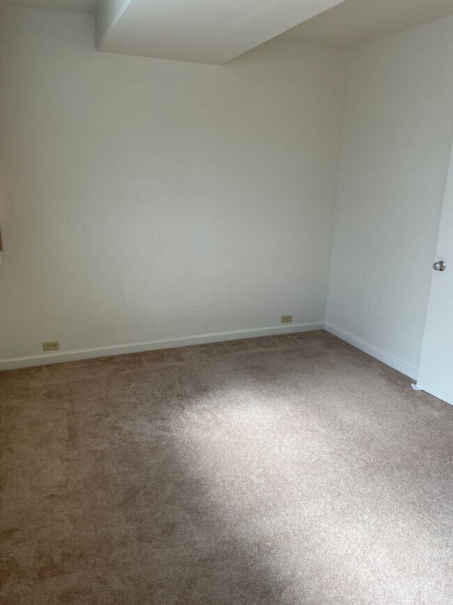 Building Photo - Makiki - Thurston Ave - 1 Bdrm/1 Bath - $1...