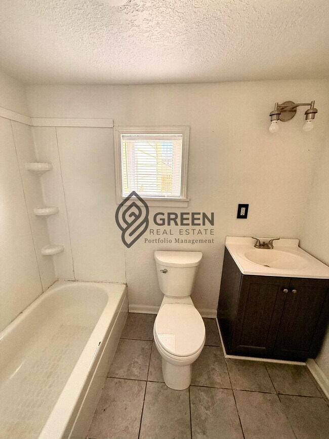 Building Photo - 3 Bedroom 2 Baths Home with Garage for rent in Kankakee