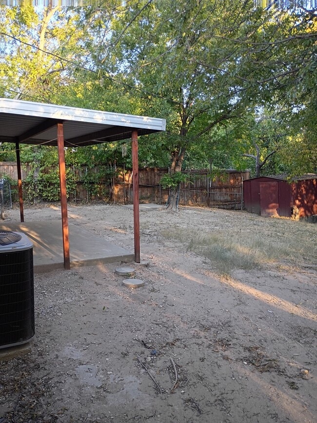 Building Photo - 723 Sun Valley Dr