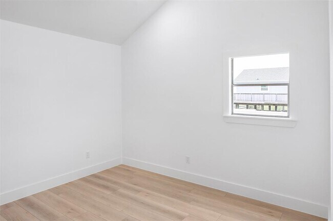 Building Photo - 971 Mary Ann