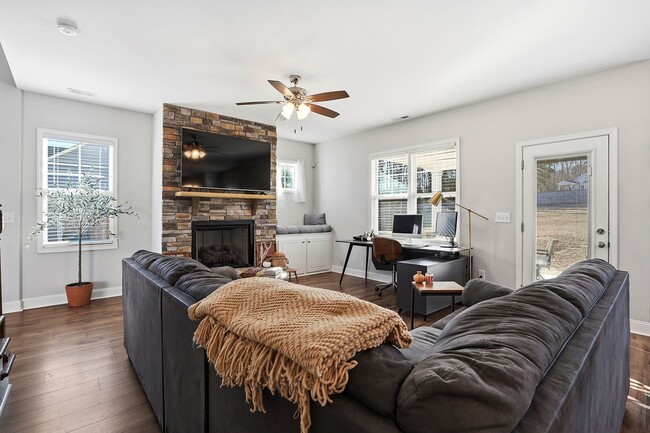 Building Photo - GORGEOUS 4 bedroom Single Family Home - Conveniently located to Fort Bragg