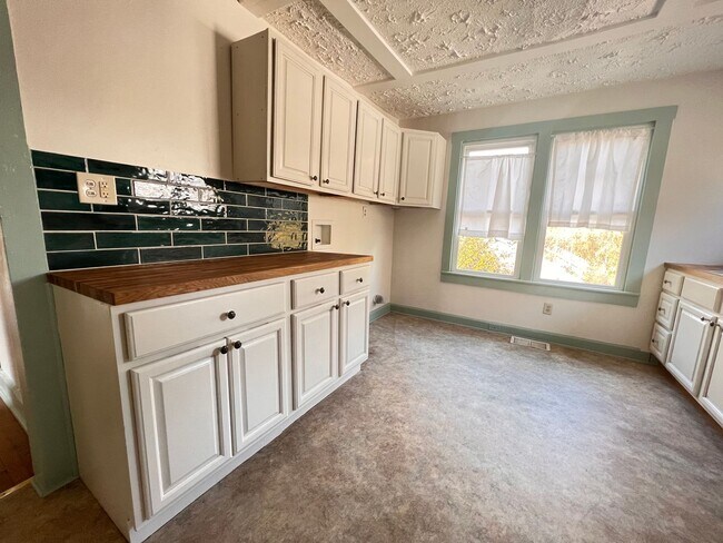 Building Photo - Oakley/Biltmore 3 Bedrooms/1 Bathroom!