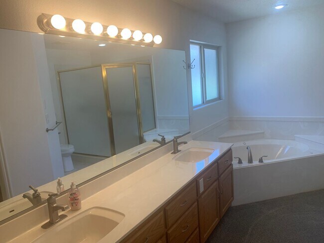 Building Photo - Wonderful 3 Bed 2 Bath Single Story on Sou...