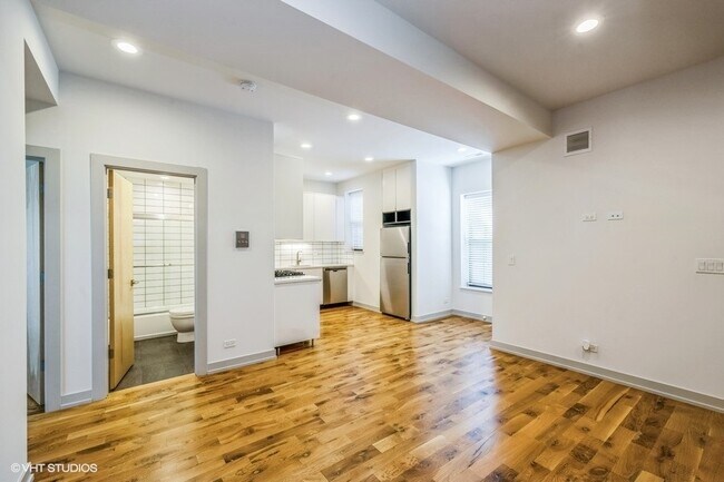 Building Photo - 325 E 44th St