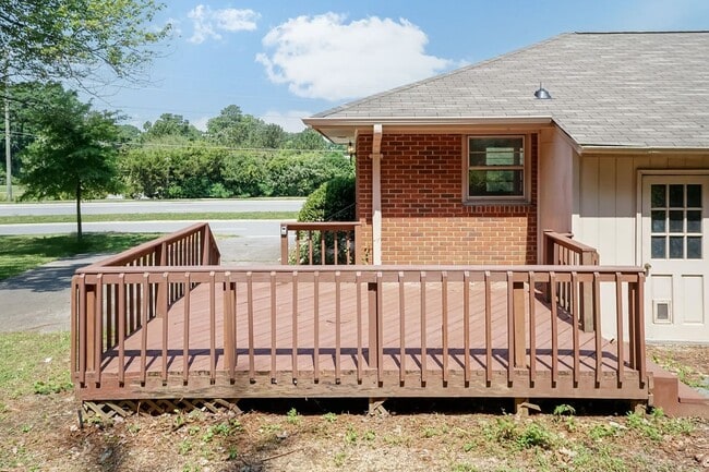 Building Photo - Spacious 3 Bed, 2 Bath Home with Open Floo...