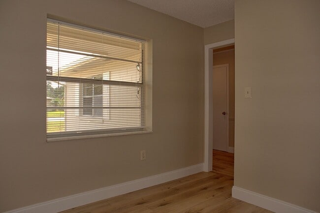 Building Photo - 4 bedroom 2 bath  single-family home in Co...
