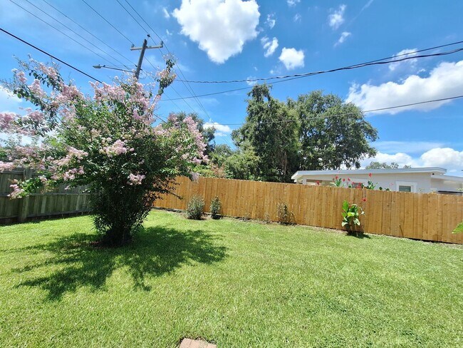 Building Photo - Stylish 4-Bedroom Belle Isle Retreat with ...
