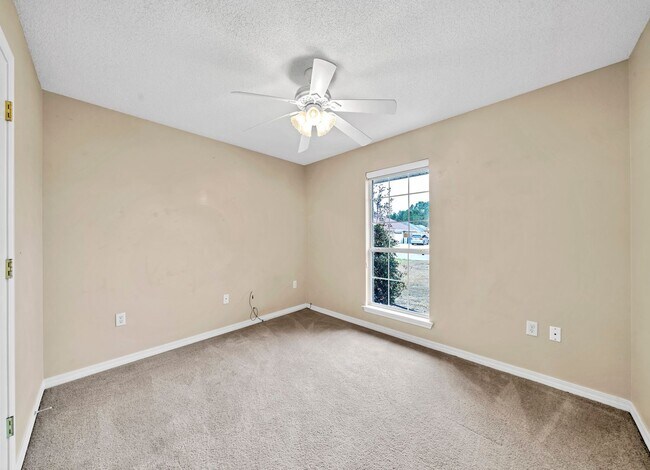 Building Photo - 4bed/2bath...Navarre home!