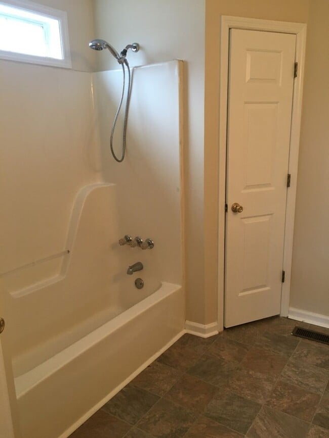 Building Photo - Move in Ready - Near Airport