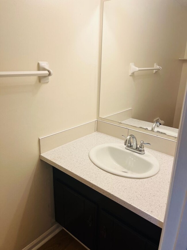 Building Photo - Spacious 2 bedroom/1.5 bathroom Donelson t...