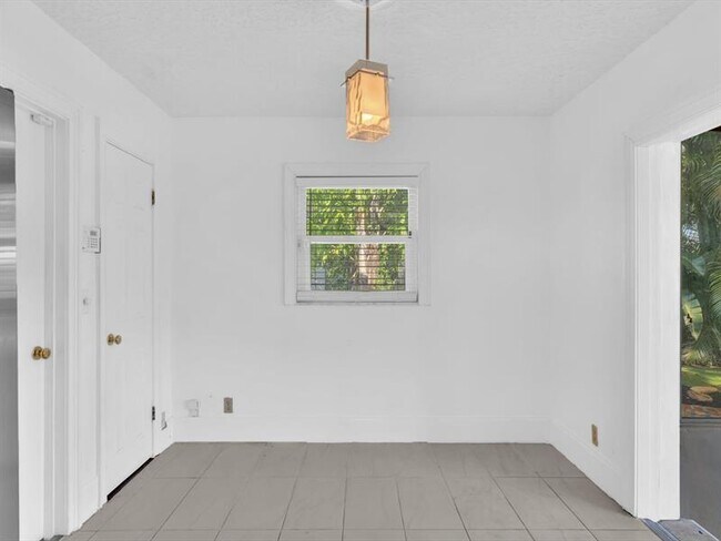 Building Photo - 899 NW 6th Dr