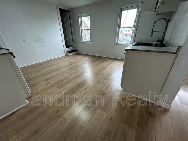 Building Photo - 617 9th St