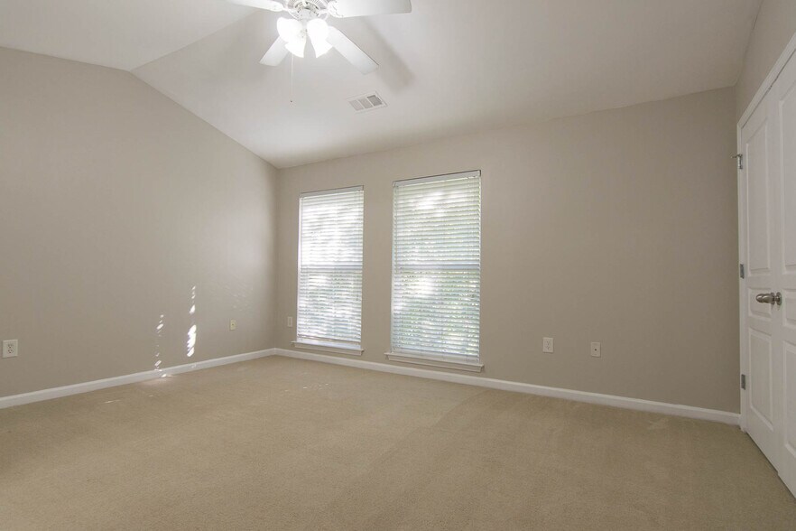 Building Photo - 490 Barnett Shoals Rd