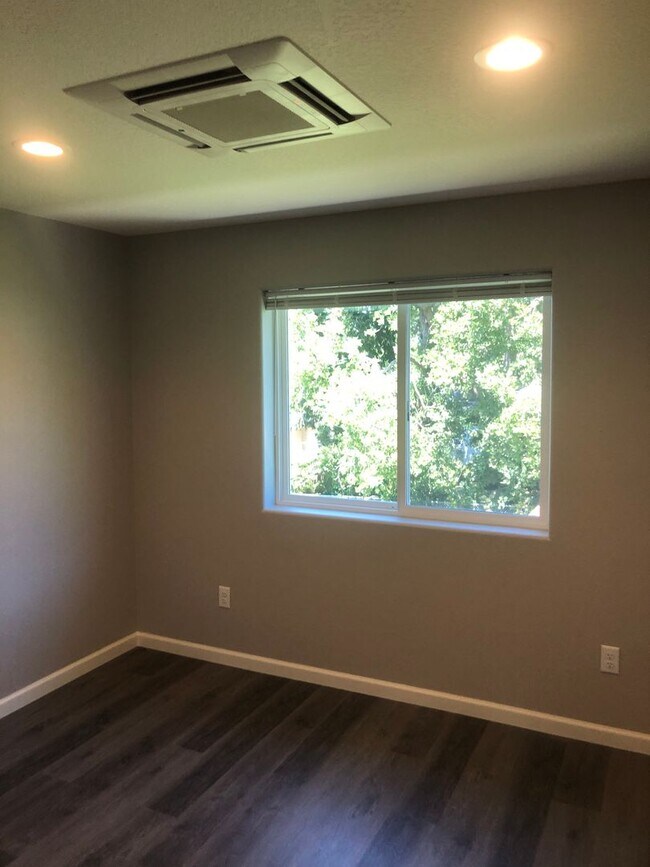 Building Photo - 2243