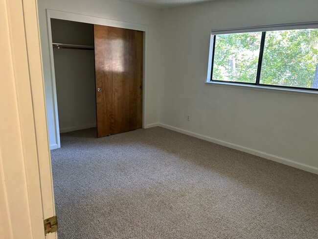 Building Photo - Kingsbury Greens HOA 2 bedroom 1 1/2 bath in Alta Sierra