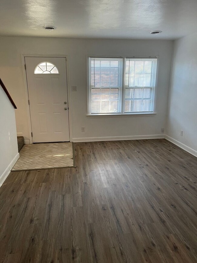 Building Photo - Coleman Place 3-bedroom, 2-bath Condo