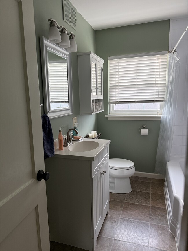 Building Photo - 701 W Oak St