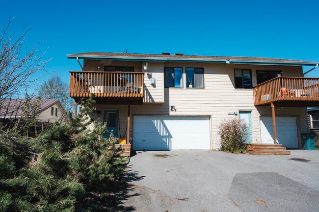 Building Photo - 635 Pearl Dr