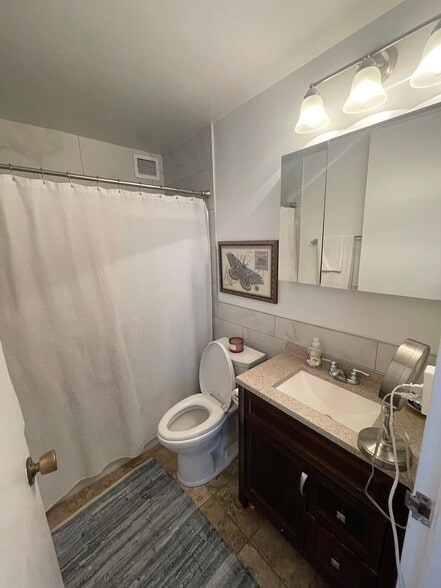 Building Photo - 444 W Fullerton Pky