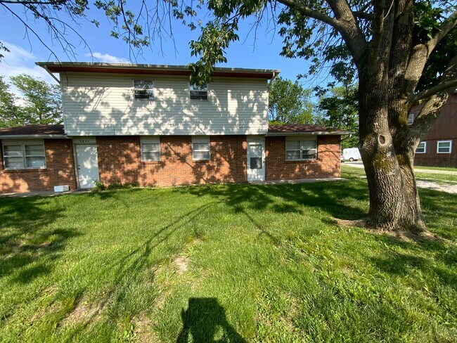Building Photo - 560 NE Park Ln