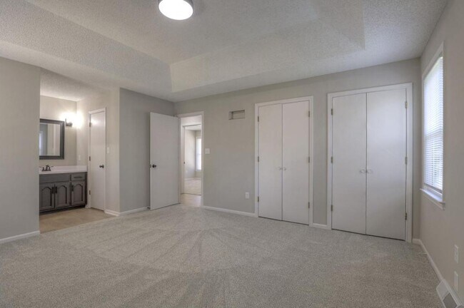 Building Photo - 1008 NW Roanoke Dr