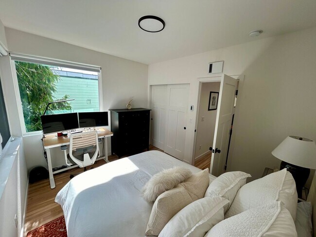 Building Photo - Spacious Ballard Townhome- 2 Bedrooms with Parking