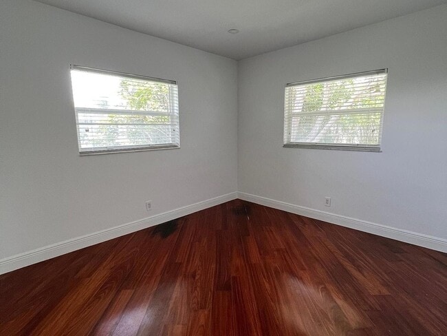 Building Photo - 1250 SW 15th Ave