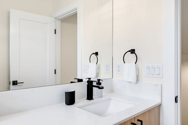 Building Photo - 823 NE 70th St