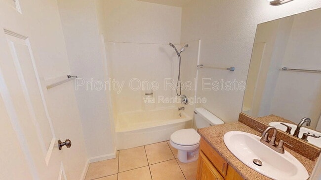 Building Photo - 4041 Oakcrest Dr