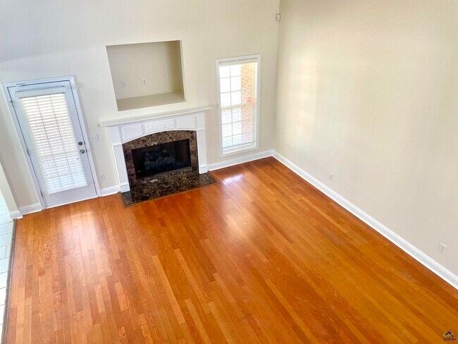 Building Photo - 300 Pembroke Pointe