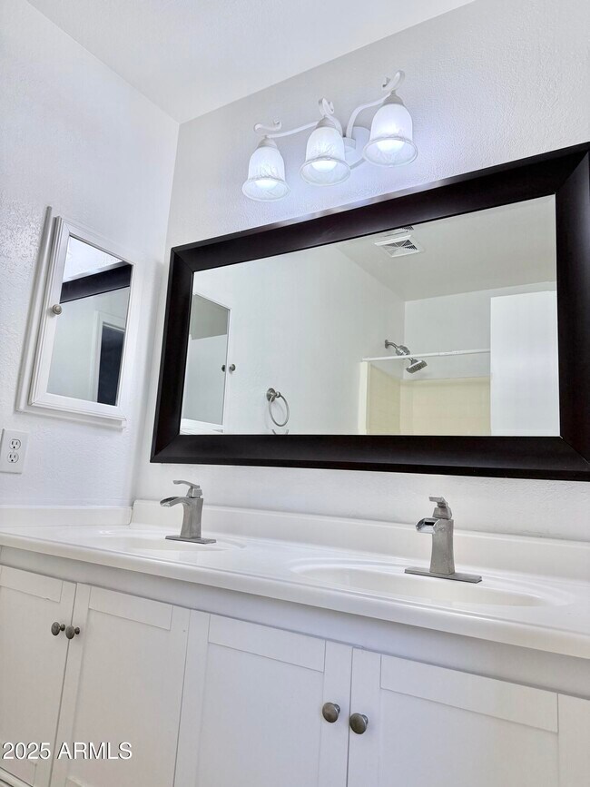 Building Photo - 1002 E Arabian Dr