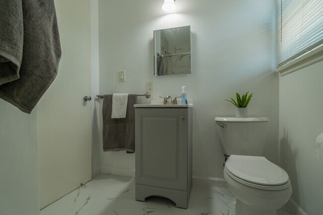 Building Photo - Charming Monrovia Home in a Prime Location!