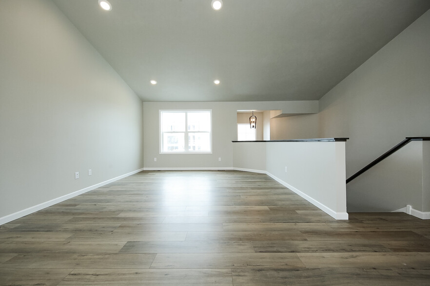 Bright and open living room - 5940 S Coneflower Ave