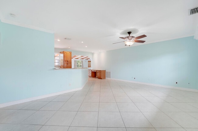 Building Photo - 744 W Ilex Dr
