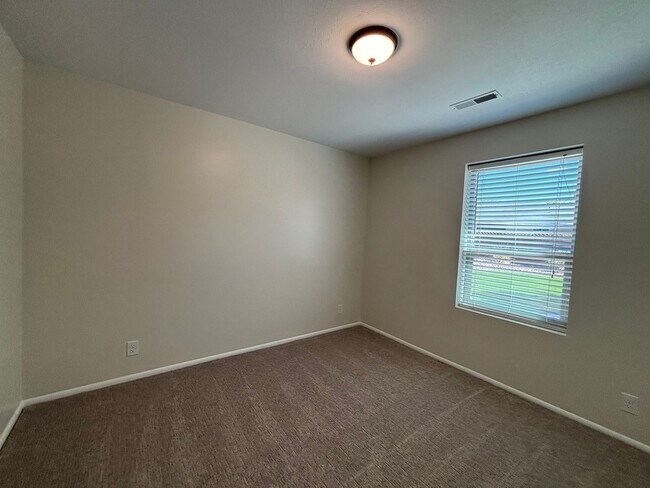 Building Photo - SPACIOUS REMODELED HOME FOR RENT!