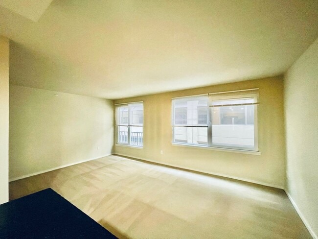 Building Photo - 1 Bedroom Condo 2 Blocks from Waterfront!