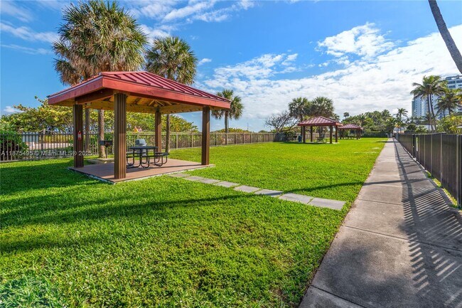 Building Photo - 2555 Collins Ave