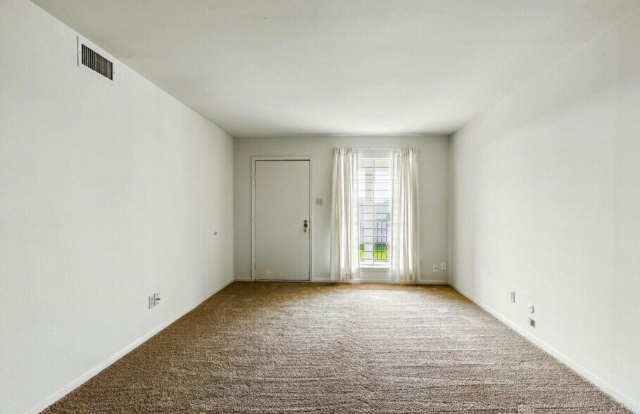 Building Photo - 9641 Hollock St