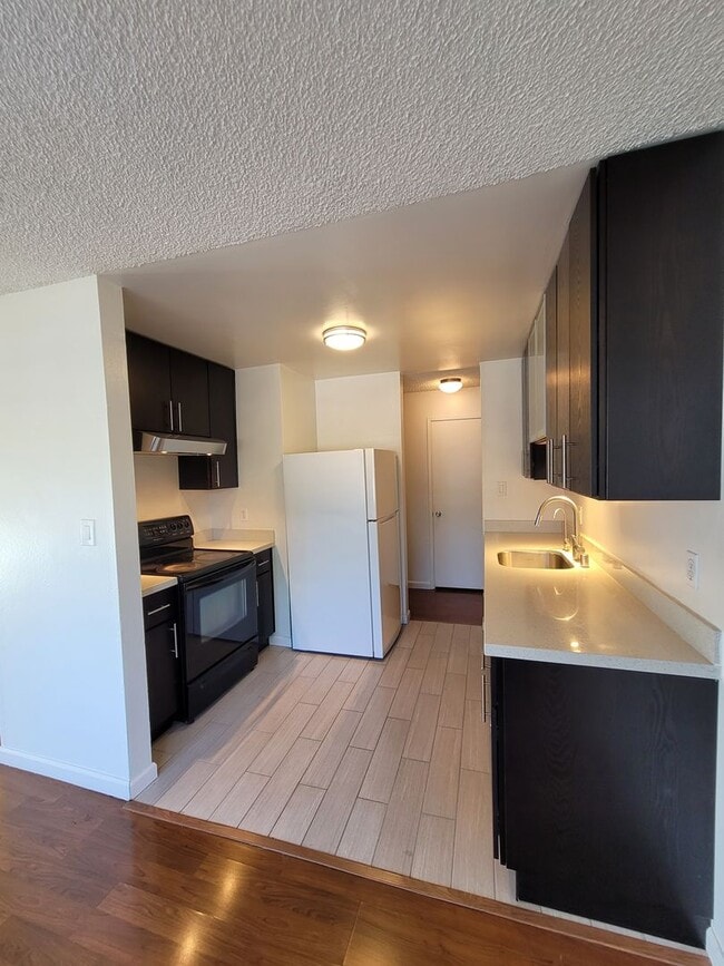 Building Photo - Spacious & Modern 1 Bedroom Condo
