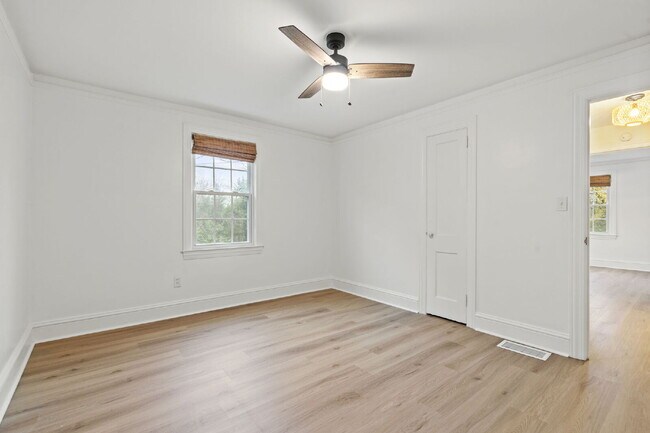 Building Photo - Nicely maintained 3 Bed, 1 Bath Single-Level Home with Bonus Sunroom