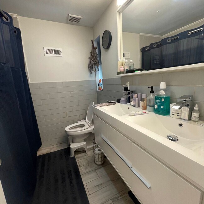 Building Photo - Unique&Updated Point Breeze Row home with ...