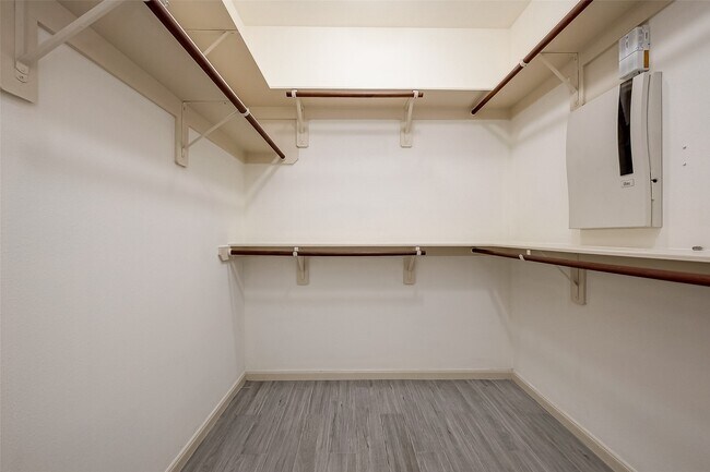 Building Photo - 18302 N Elizabeth Shore Loop