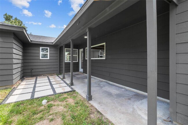 Building Photo - 702 Cedar Ln