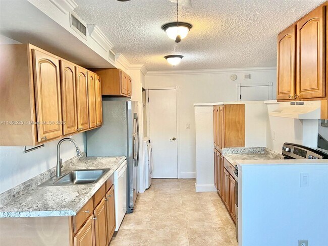 Building Photo - 15840 SW 90th Ct